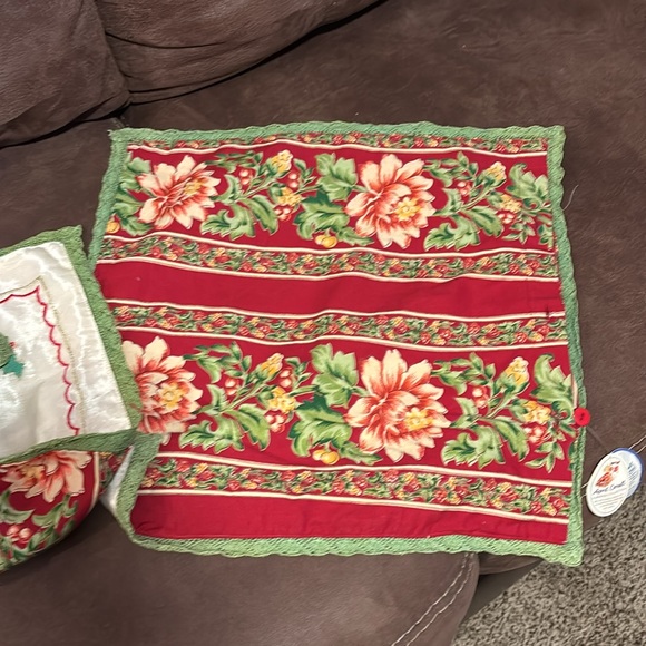 April Cornell Auburge Collection pillow covers 1 pair - Picture 3 of 7